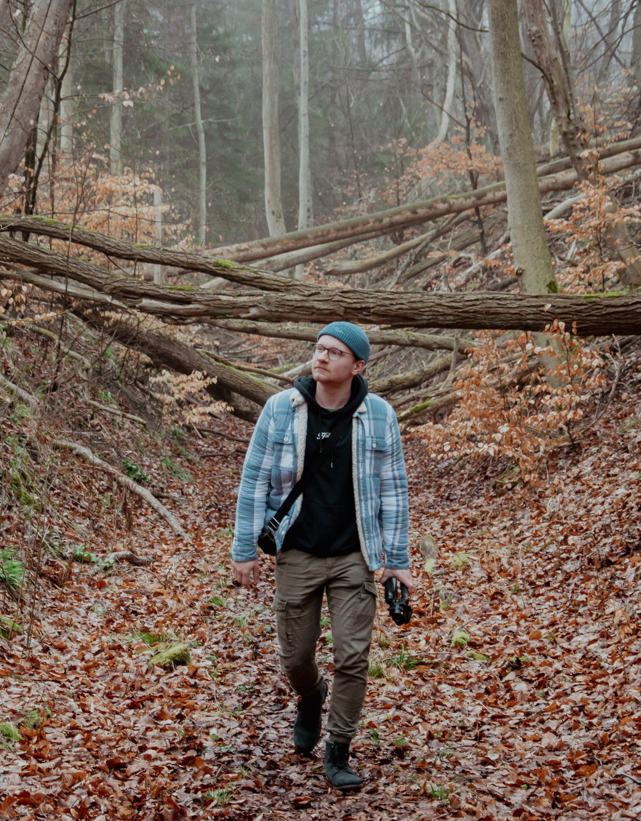 Jonah mit Kamera im Wald